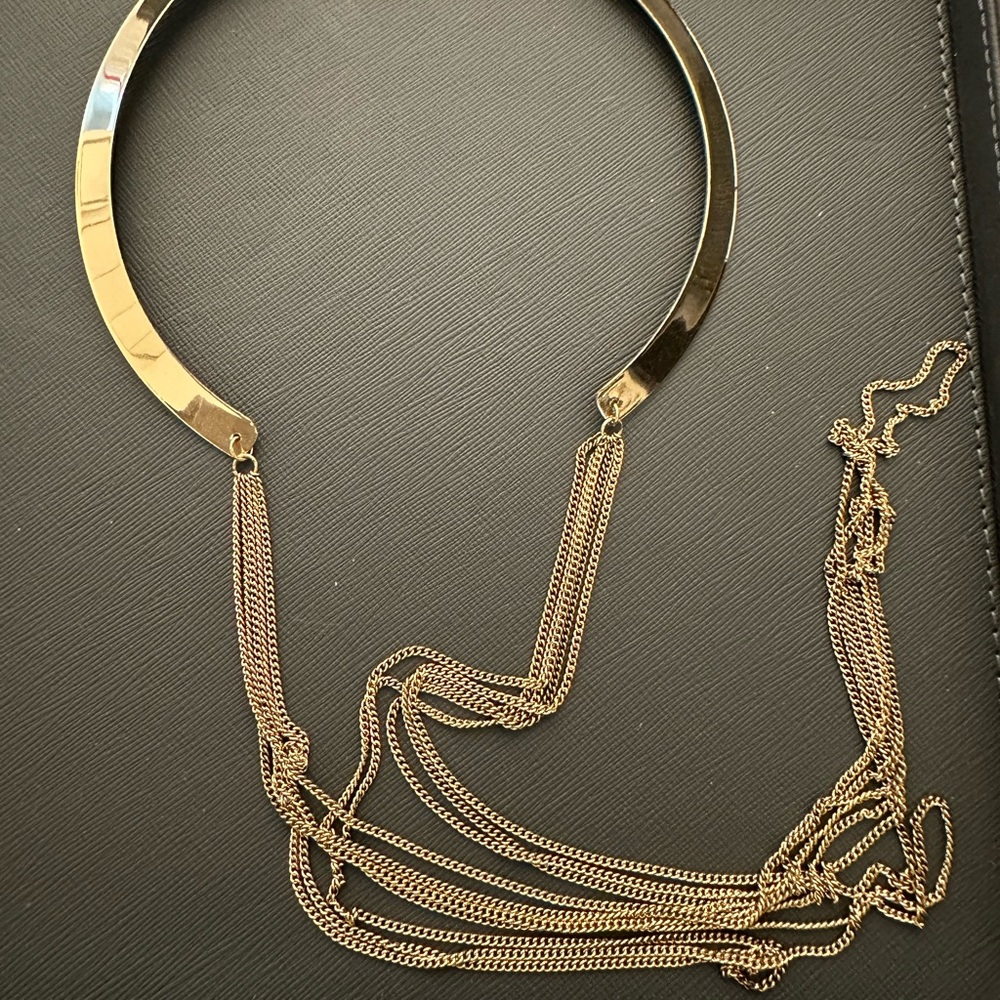 Round necklace with long hanging chains